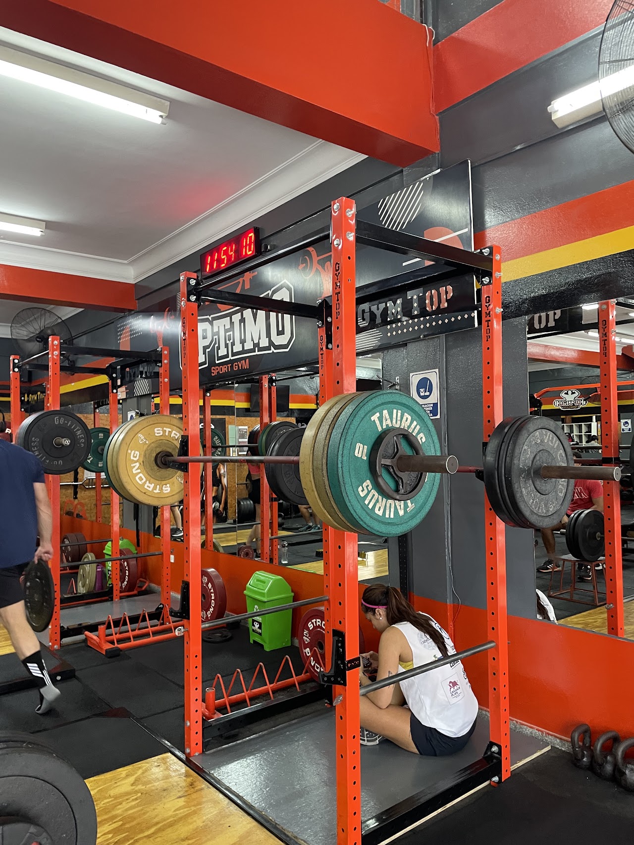 Zona de pesas de Optimos Sport Gym